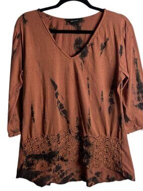 Yak n Yeti Size L Tie Dye Tunic Top Rust Black Crochet Lace Trim Lagen Look Art